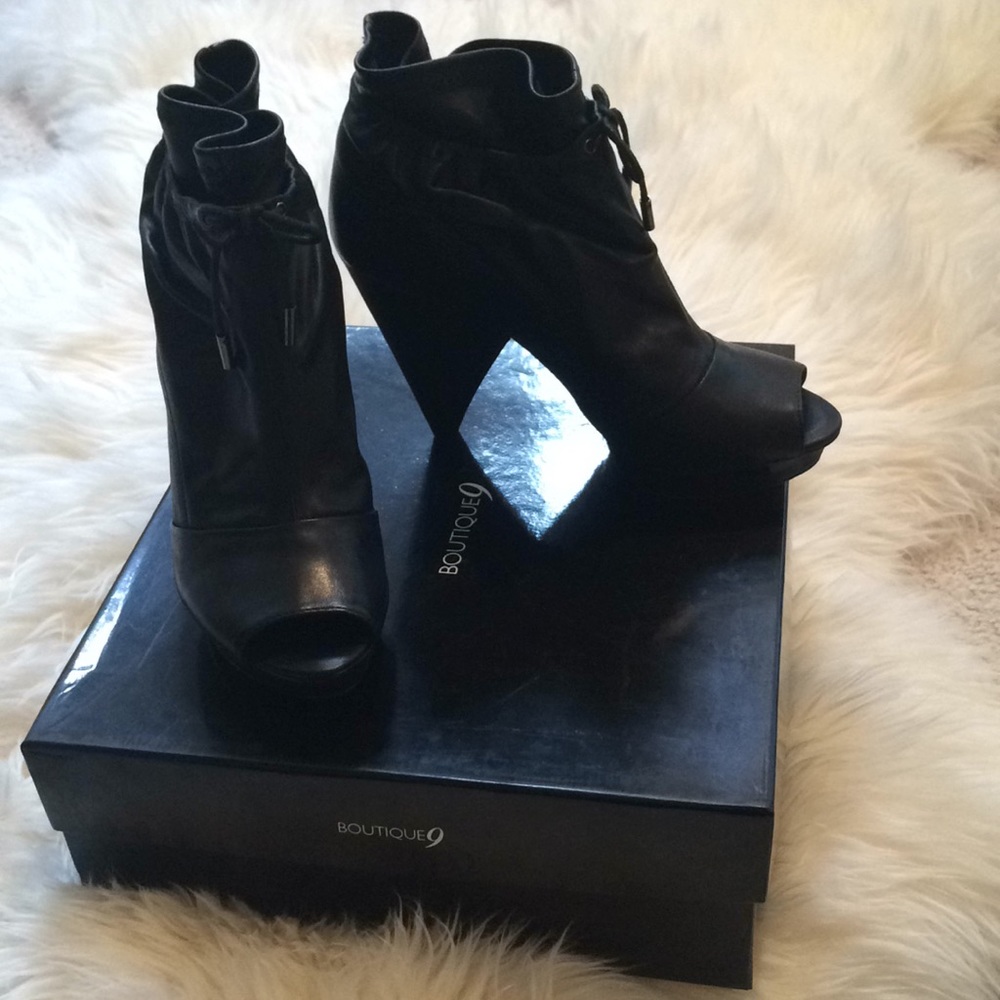 NIB Boutique 9 peeptoe platform sock booties QUAZI